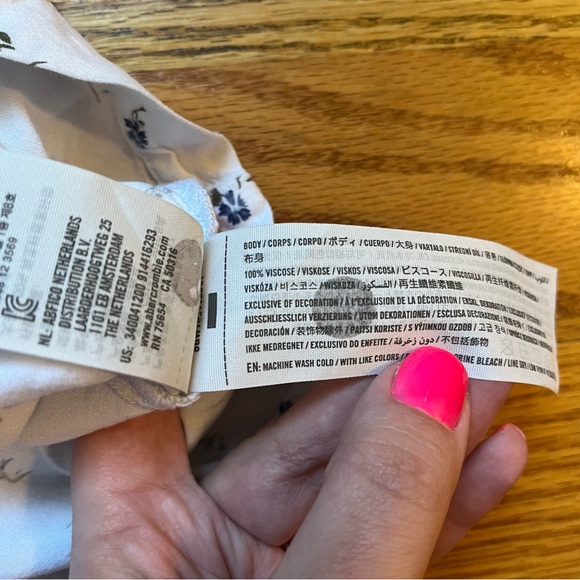 Hollister white mock button down floral print crop top size small - Picture 4 of 4